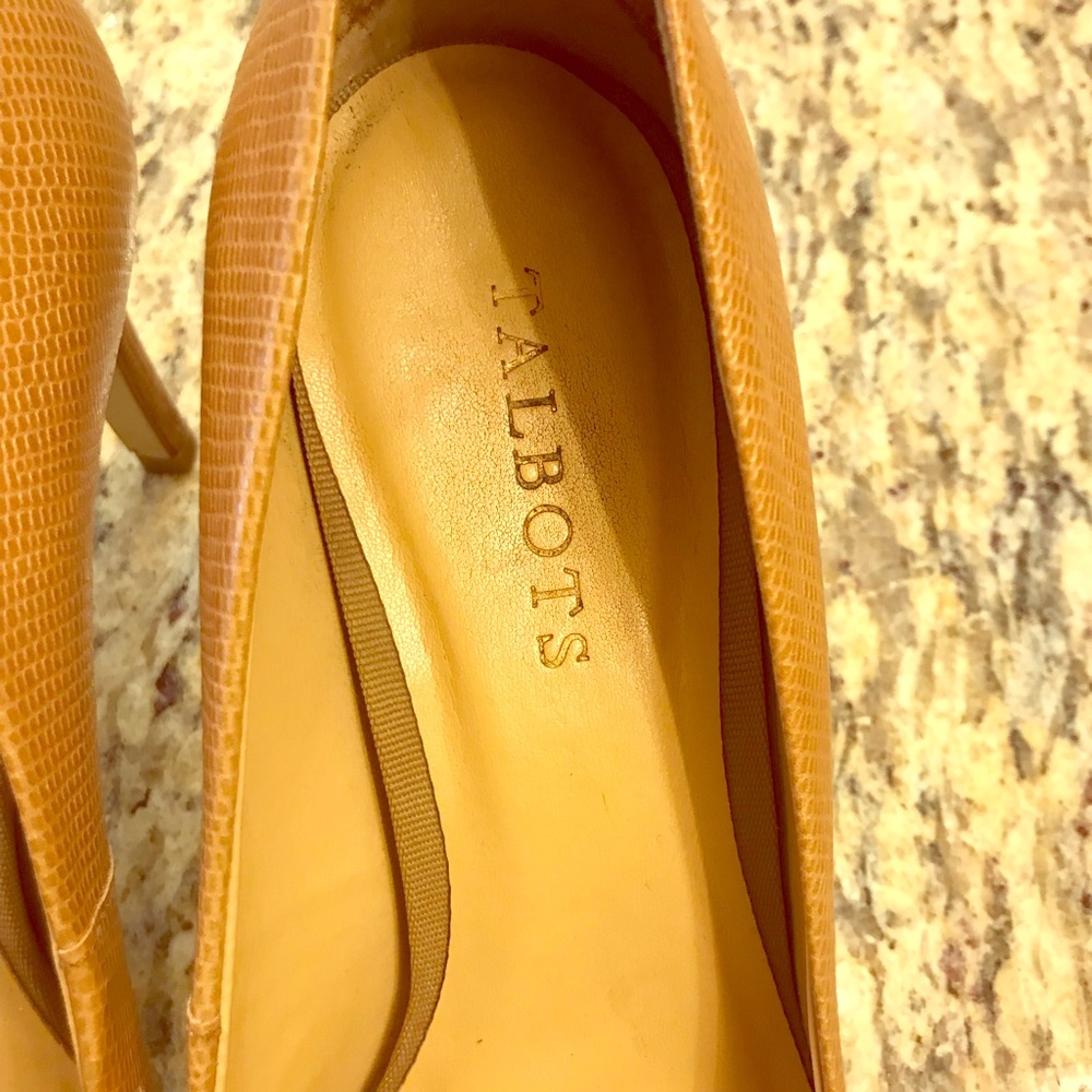 Gorgeous leather Talbots pumps in textured Camel